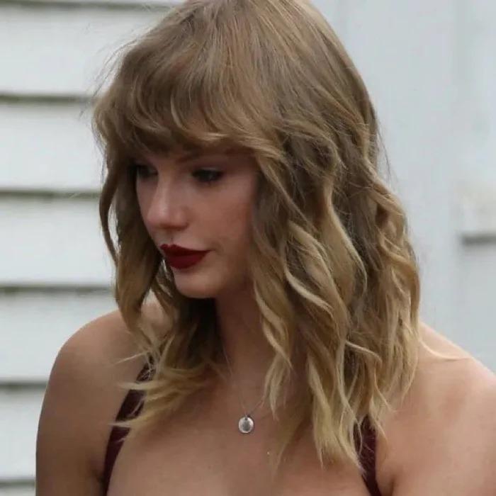 Taylor Swift lộ diện sau tin chia tay, vẫn đeo vòng cổ bạn trai tặng-4