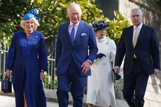 Có gì trong ảnh Vua Charles chụp cùng em trai khiến dư luận xôn xao?