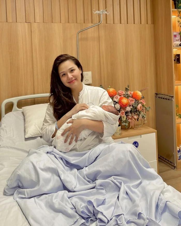 Mẹ 2 con Phanh Lee được khen nhờ làn da đẹp không kém thiếu nữ-7