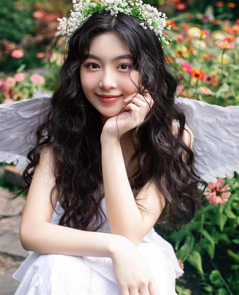 Soi ảnh ngày nhỏ mới thấy dậy thì thành công không đúng với Lọ Lem-1