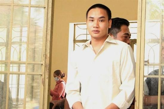 Thanh niên đâm chết hàng xóm vì được khuyên uống ít bia