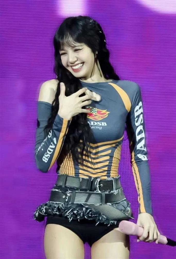 Váy ngắn cũn ngập tràn sàn nhạc gây nhức mắt-1