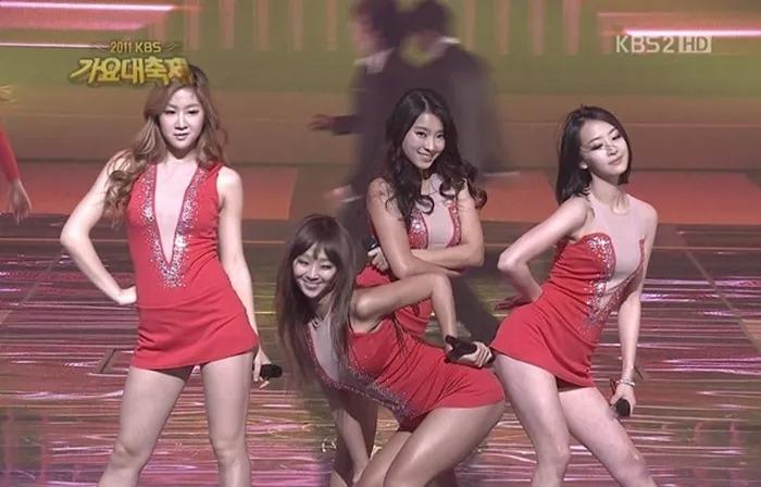 Váy ngắn cũn ngập tràn sàn nhạc gây nhức mắt-9