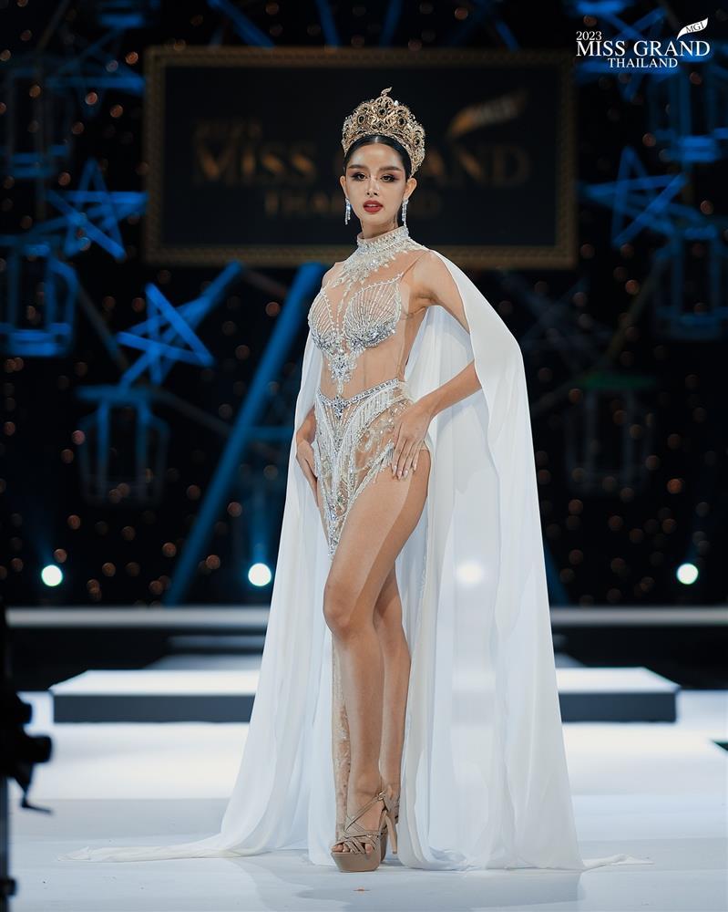 Hoa hậu Hòa bình Thái Lan Engfa Waraha diện váy xẻ cao, hở nội y - 2sao