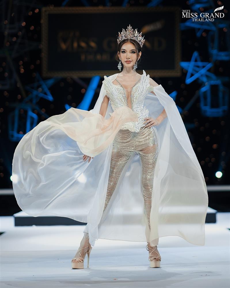 Váy áo cắt xẻ phản cảm tràn ngập Hoa hậu Hòa bình Thái Lan-4