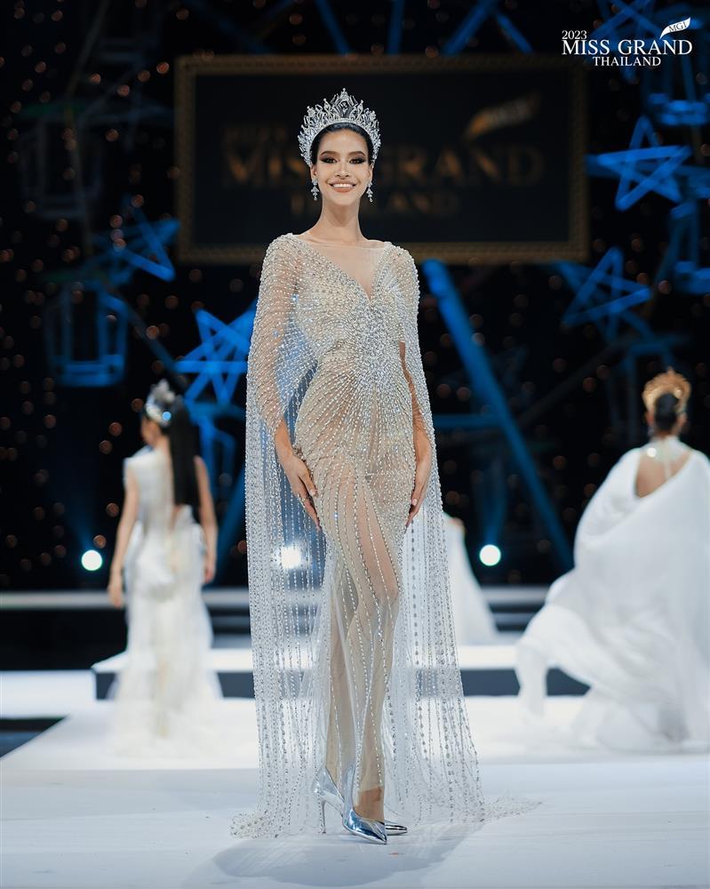 Váy áo cắt xẻ phản cảm tràn ngập Hoa hậu Hòa bình Thái Lan-5