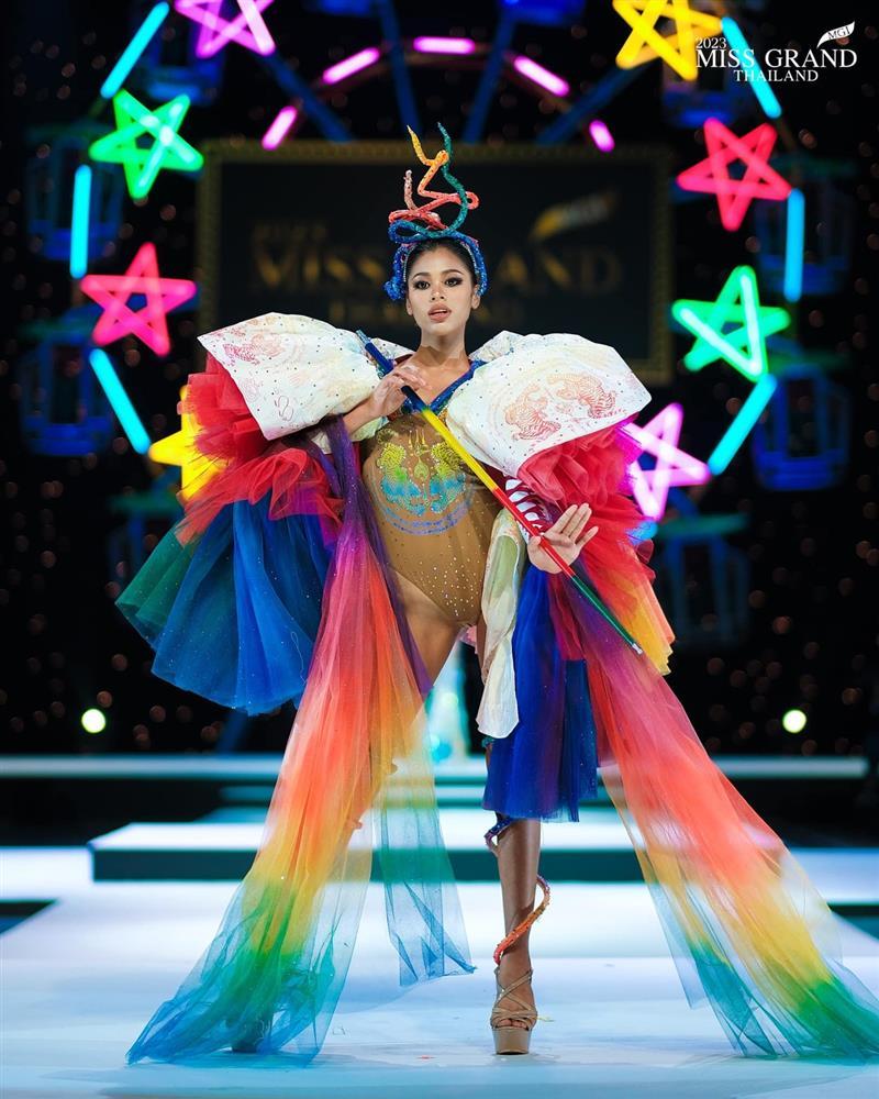 Váy áo cắt xẻ phản cảm tràn ngập Hoa hậu Hòa bình Thái Lan-12