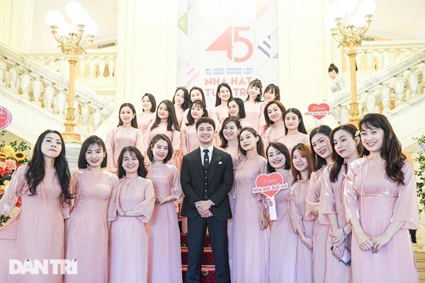 Thanh Sơn tất tả chạy show, ăn bánh mỳ khi đóng phim cùng Khả Ngân-1