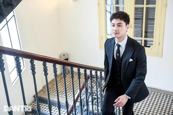 Thanh Sơn tất tả chạy show, ăn bánh mỳ khi đóng phim cùng Khả Ngân-2