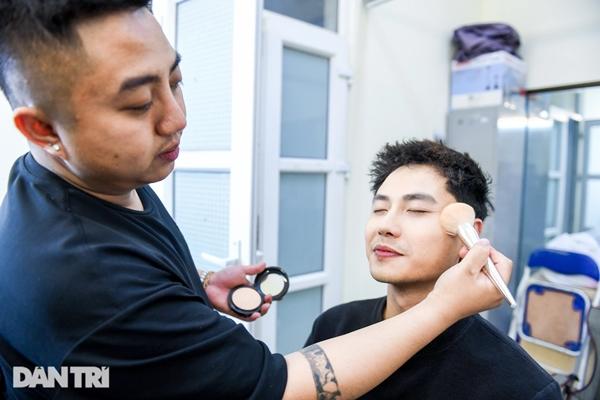 Thanh Sơn tất tả chạy show, ăn bánh mỳ khi đóng phim cùng Khả Ngân-3