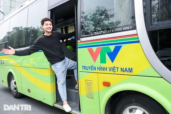 Thanh Sơn tất tả chạy show, ăn bánh mỳ khi đóng phim cùng Khả Ngân-4