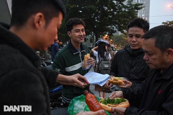 Thanh Sơn tất tả chạy show, ăn bánh mỳ khi đóng phim cùng Khả Ngân-6