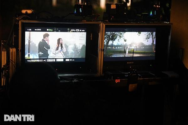 Thanh Sơn tất tả chạy show, ăn bánh mỳ khi đóng phim cùng Khả Ngân-10