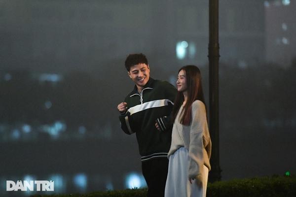 Thanh Sơn tất tả chạy show, ăn bánh mỳ khi đóng phim cùng Khả Ngân-11