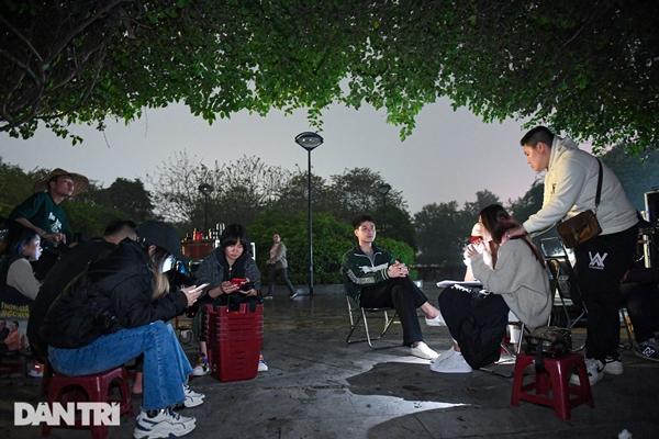 Thanh Sơn tất tả chạy show, ăn bánh mỳ khi đóng phim cùng Khả Ngân-7