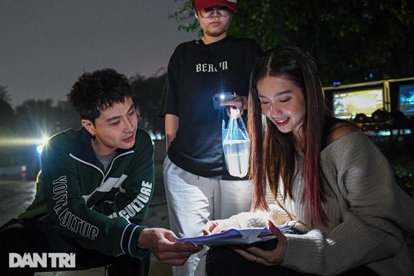 Thanh Sơn tất tả chạy show, ăn bánh mỳ khi đóng phim cùng Khả Ngân-8