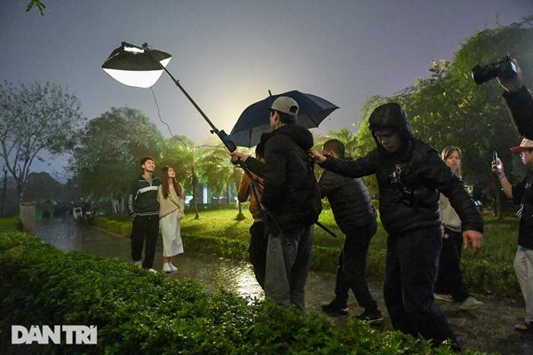 Thanh Sơn tất tả chạy show, ăn bánh mỳ khi đóng phim cùng Khả Ngân-9