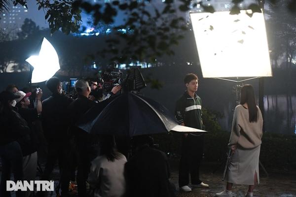 Thanh Sơn tất tả chạy show, ăn bánh mỳ khi đóng phim cùng Khả Ngân-14