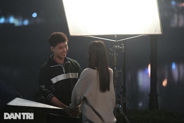 Thanh Sơn tất tả chạy show, ăn bánh mỳ khi đóng phim cùng Khả Ngân-15