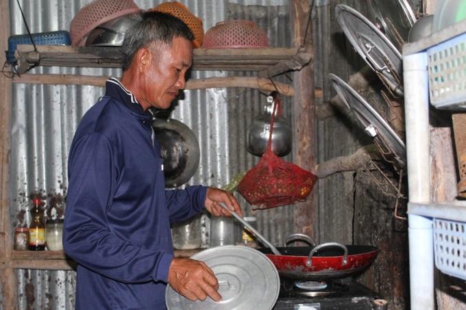 Người chồng đêm đêm đi bắt chuột kiếm tiền chữa bệnh cho vợ-1