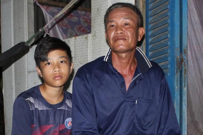 Người chồng đêm đêm đi bắt chuột kiếm tiền chữa bệnh cho vợ-2