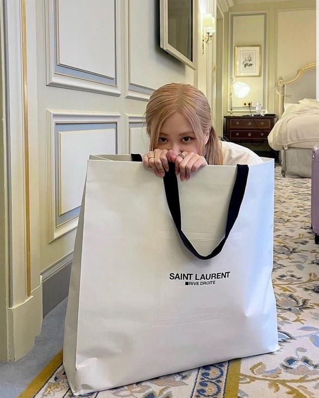 Rosé BLACKPINK, Cara Delevigne bắt trend ngồi trong túi giấy hàng hiệu-1