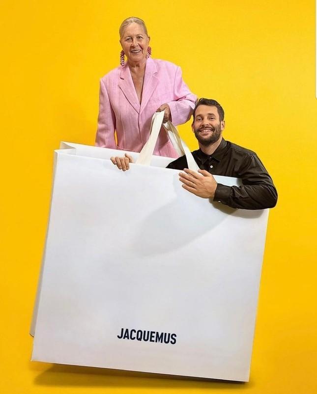 Rosé BLACKPINK, Cara Delevigne bắt trend ngồi trong túi giấy hàng hiệu-4