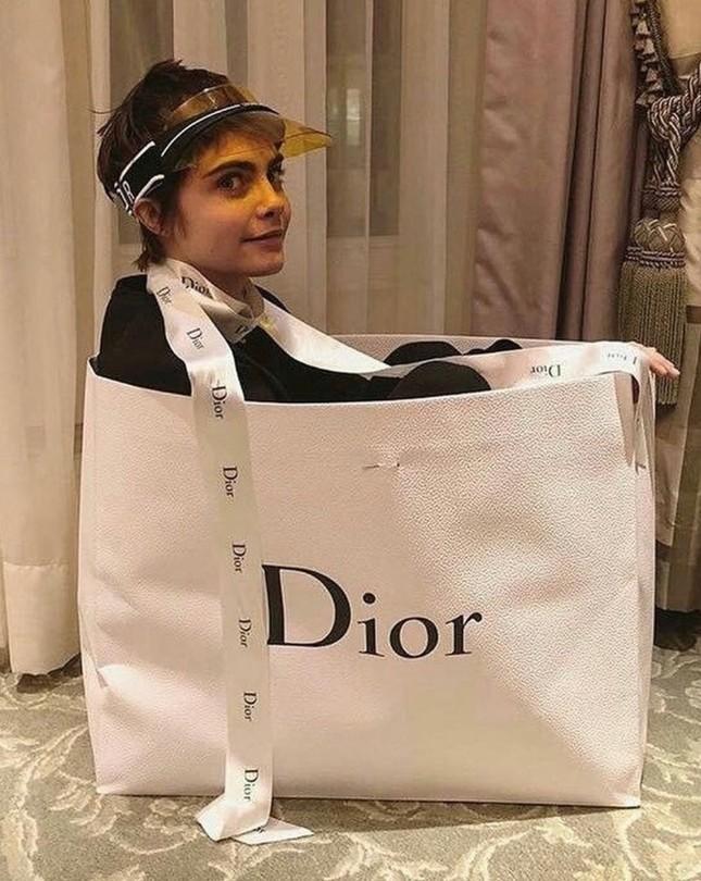 Rosé BLACKPINK, Cara Delevigne bắt trend ngồi trong túi giấy hàng hiệu-6