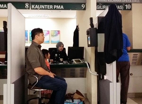 Bị yêu cầu để mặt thật chụp hộ chiếu, cô gái tự nhổ từng sợi mi vừa nối-1