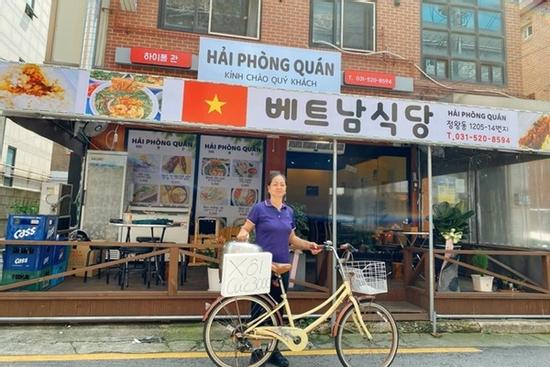 Xôi khúc Việt sang Hàn Quốc, người bán mỏi tay, thu tiền triệu/ngày