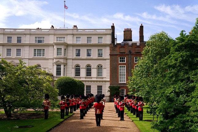 Bị đuổi khỏi nhà, Harry và Meghan ở đâu?-1