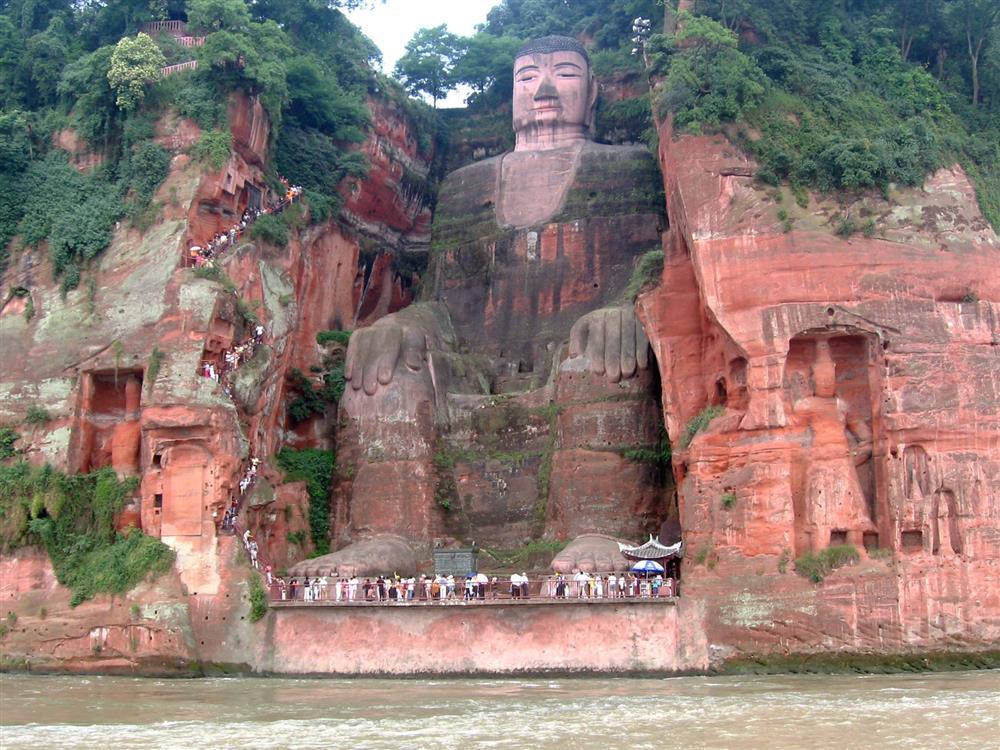 Nữ du khách gây sốc khi trèo lên đầu tượng Phật cao nhất Trung Quốc ngồi thiền-2
