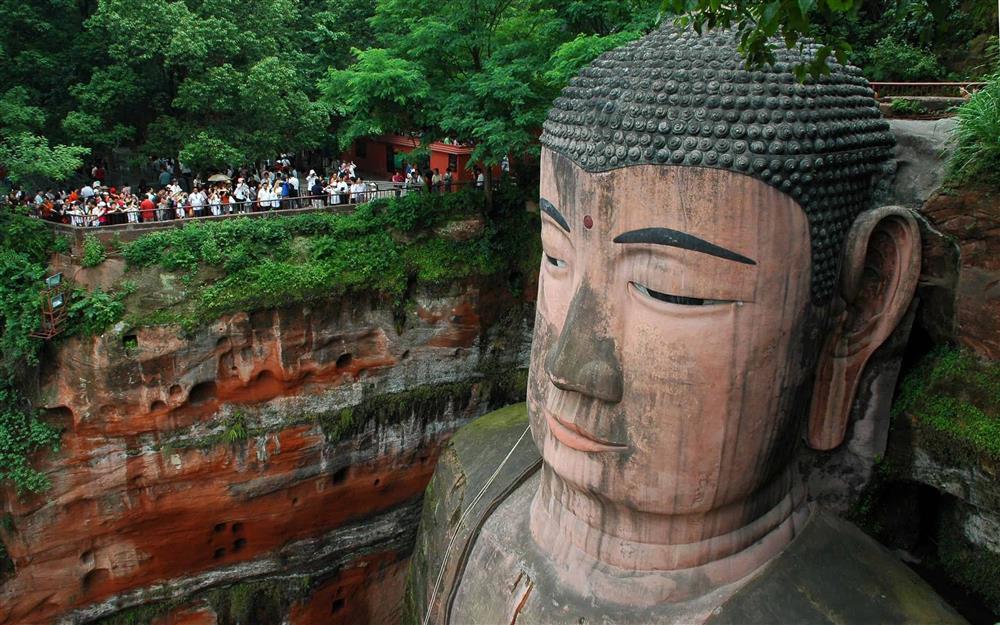Nữ du khách gây sốc khi trèo lên đầu tượng Phật cao nhất Trung Quốc ngồi thiền-3