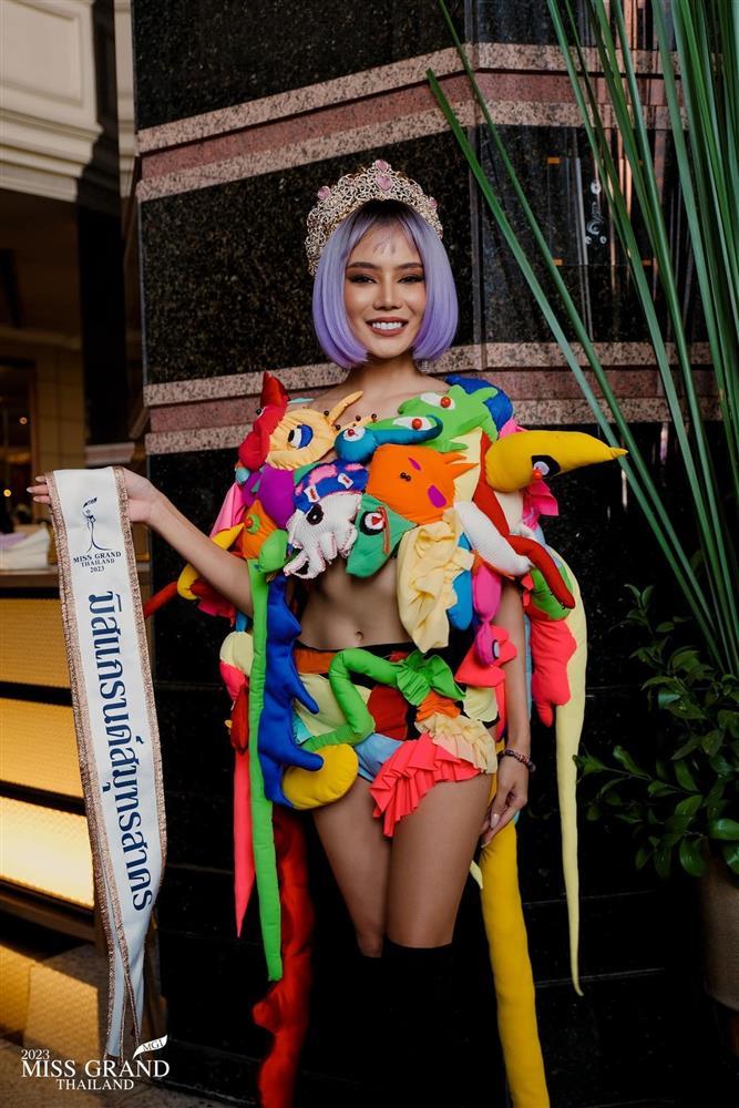 Thí sinh Hoa hậu Hòa bình Thái Lan làm lố-9