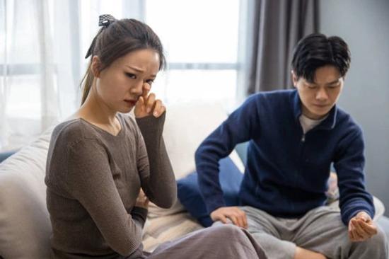 Tờ hóa đơn trong túi áo hé lộ bí mật động trời của chồng tôi