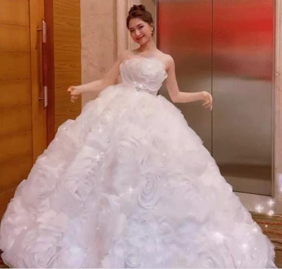 Hòa Minzy diện váy lộng lẫy như cô dâu, ẩn ý nói về ngày trọng đại-1