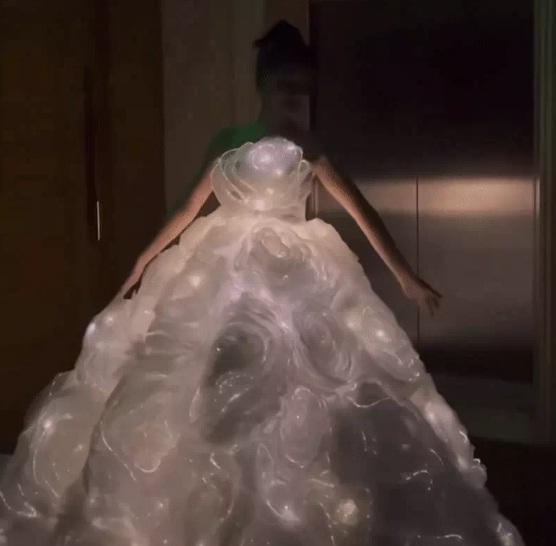 Hòa Minzy diện váy lộng lẫy như cô dâu, ẩn ý nói về ngày trọng đại-2
