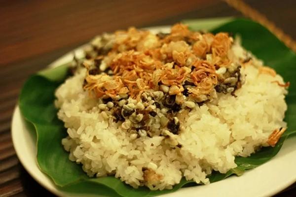 Ăn xôi trứng kiến, bé trai bị tụt huyết áp, nổi mẩn khắp người-1