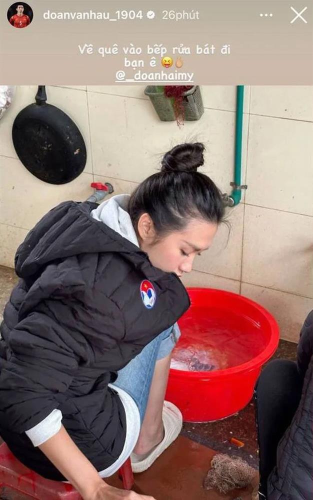 Cách ứng xử của hội vợ, bạn gái cầu thủ khiến mẹ chồng bị chinh phục-5