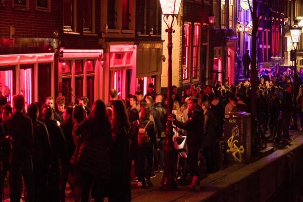 Khách Việt đứng tim bị áp sát, móc túi tinh vi khi du lịch Châu Âu-3