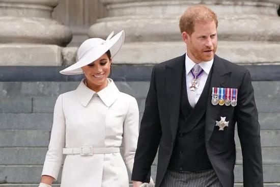 Meghan không dự lễ đăng cơ, Hoàng gia Anh thở phào