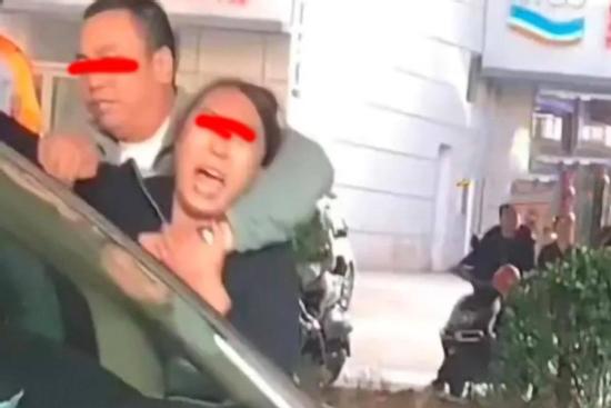 Vợ phát hiện ngoại tình, người đàn ông hành động gây bức xúc