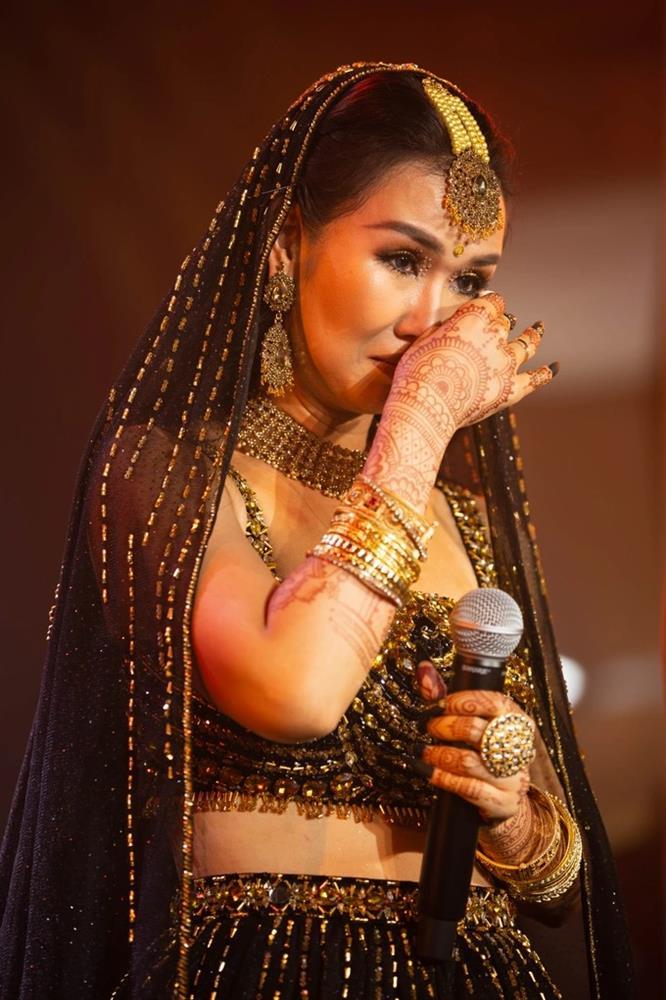 Võ Hạ Trâm khóc nghẹn ôm chầm ông xã Ấn Độ, nói về vụ được cho 5 tỷ đồng-2