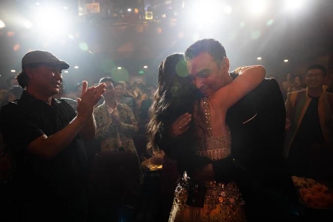 Võ Hạ Trâm khóc nghẹn ôm chầm ông xã Ấn Độ, nói về vụ được cho 5 tỷ đồng-3