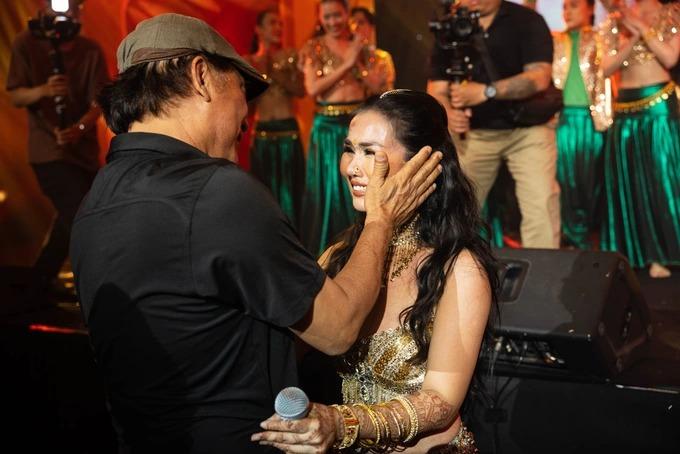 Võ Hạ Trâm khóc nghẹn ôm chầm ông xã Ấn Độ, nói về vụ được cho 5 tỷ đồng-4