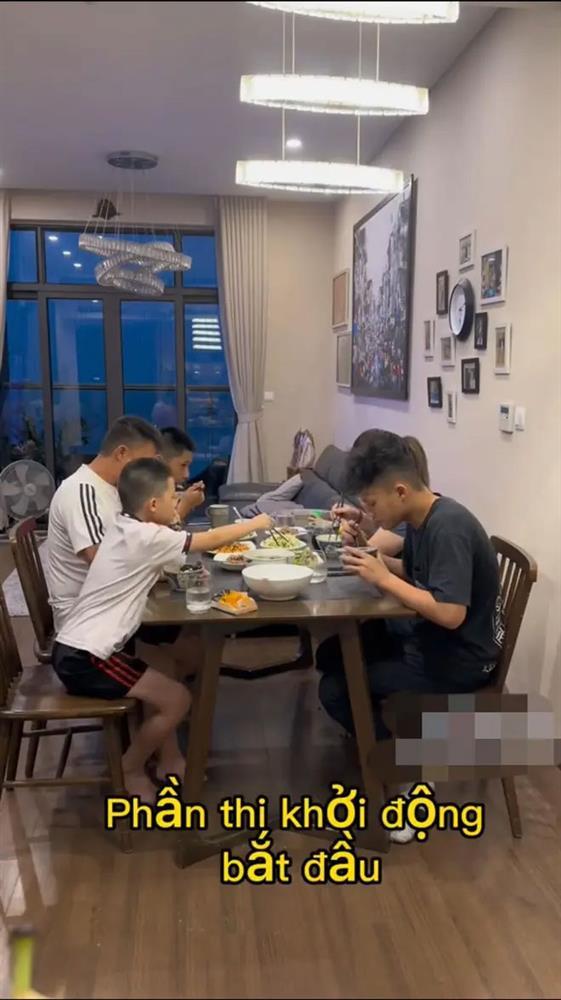 Quay cảnh ăn tối, BTV Quang Minh để lộ thế lực mạnh nhất nhà-2