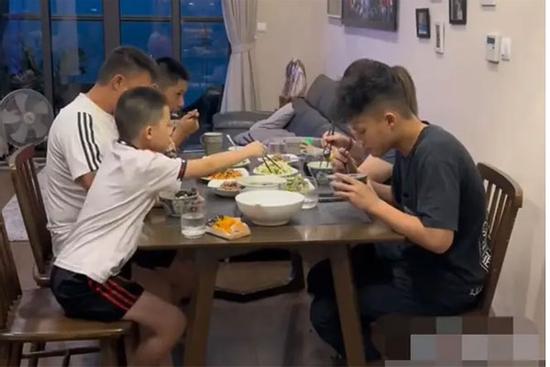 Quay cảnh ăn tối, BTV Quang Minh để lộ thế lực mạnh nhất nhà