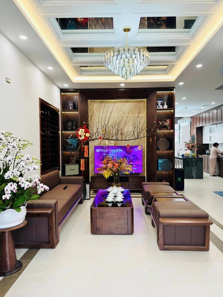 Chiến thần Võ Hà Linh giàu thế nào mua nhà, dát hàng hiệu kín người?-10