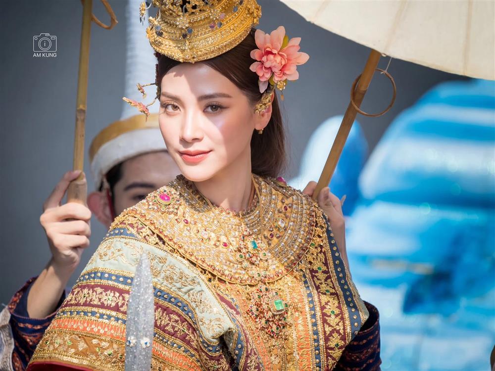 Baifern Pimchanok bừng sáng hóa nữ thần Songkran 2023-1