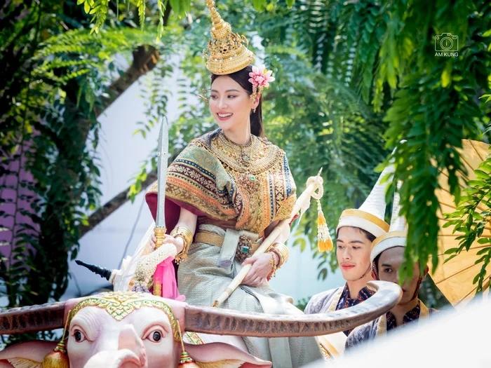 Baifern Pimchanok bừng sáng hóa nữ thần Songkran 2023-5